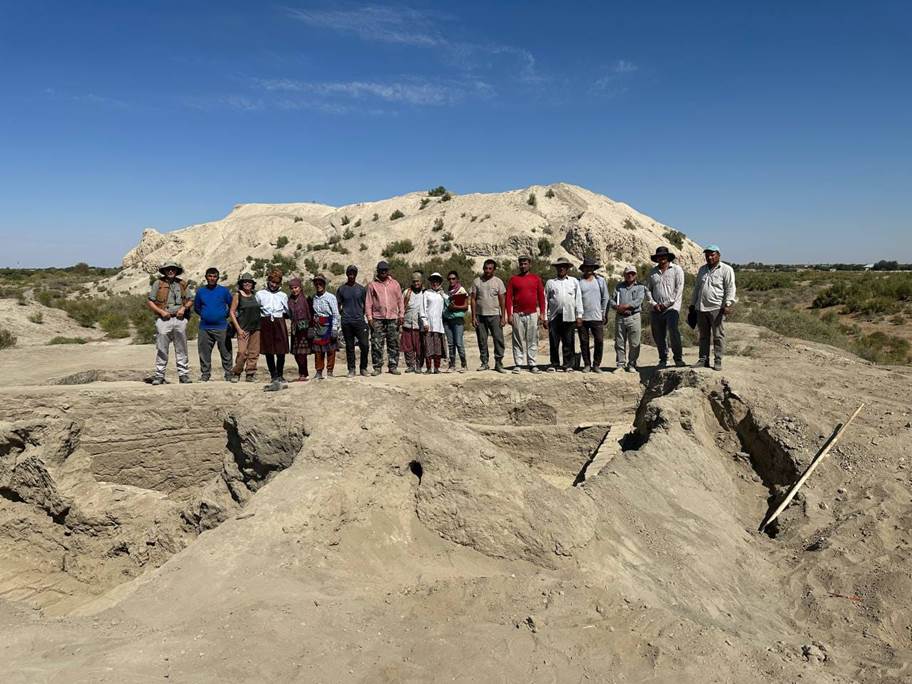 Descrizione: Description: Macintosh HD:Users:silviapozzi:Documents:ARCHEOLOGIA:MISSIONI ESTERO:UZBEKISTAN:VARDANA SITE ARCHIVE:ВАРДАНЗЕ 2023_uzb:Excavation 2023:PHOTOS:Operai:IMG-20230919-WA0007.jpg