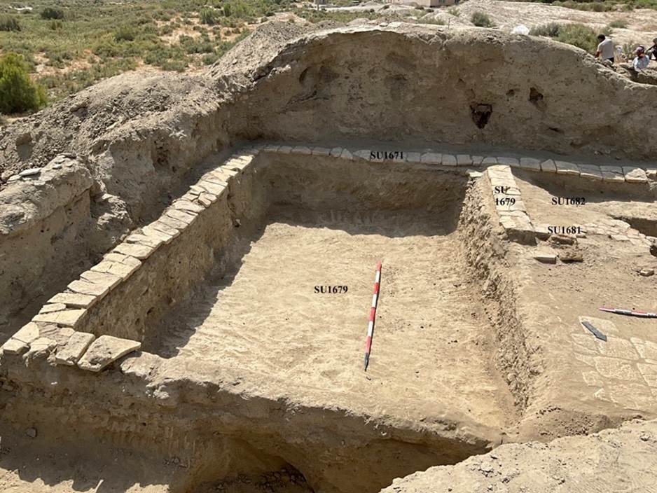 Descrizione: Description: Macintosh HD:Users:silviapozzi:Documents:ARCHEOLOGIA:MISSIONI ESTERO:UZBEKISTAN:VARDANA SITE ARCHIVE:ВАРДАНЗЕ 2023_uzb:Excavation 2023:PHOTOS:Shahristan_photos:Shahristan 1-East:E20-SW_silvia+Ila:11 sett:SSUU 1671,1673,1679,1681,1682.jpg